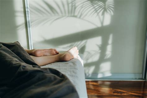 Stop Tossing and Turning in Bed - EasySleepHealth