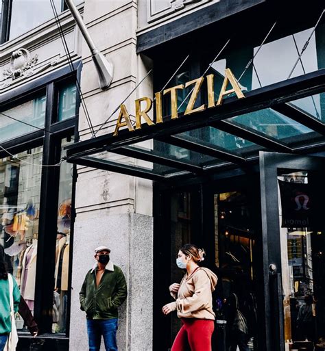 Stores like aritzia. Last Updated: May 25, 2023. Are you obsessed with Aritzia and their chic, simple, and minimalist designs? Here are 15 stores like Aritzia where you can shop … 