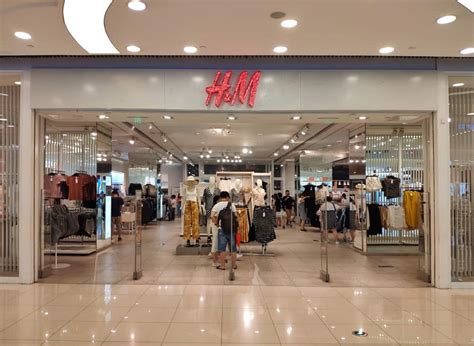 Stores like h&m. Ross Stores are formally known as Ross Dress for Less, and are located all around the country. Ross Stores’ motto is “dress for less” because all of their merchandise is 20 to 60 p... 