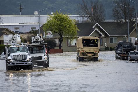 Storm breaches Northern California river's levee, thousands evacuate