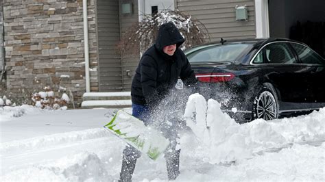 Storm closes schools in Cleveland, brings lake-effect snow into Pennsylvania and New York