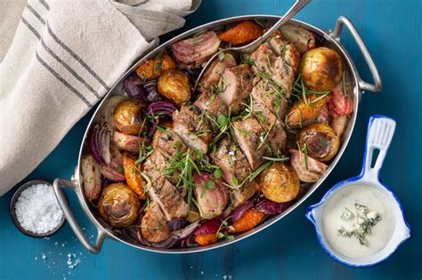 Strö  vid  krydda  samt  krydda  vid torskryggsfiléerna  samt lägg  vid  enstaka ugnsplåt.