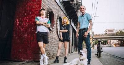 Straight dudes explore some same