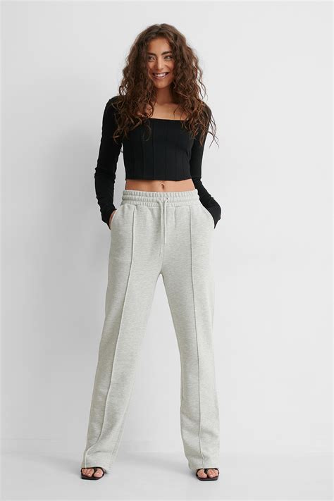 Straight sweatpants. A simple casual look is easy to achieve with straight leg pants. Start with a plain t-shirt and slip on a pair of straight leg jeans or trousers. For a more polished look, opt for a pair of dark wash jeans with minimal distressing. Add a lightweight cardigan or denim jacket for an extra layer of warmth and style. 