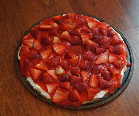 Strawberry Pizza Pie Recipe - grouprecipes.com