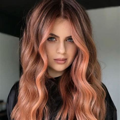 Strawberry brunette hair. 1. Enhances natural beauty. The capacity of strawberry brown hair to accentuate inherent beauty is one of the key factors contributing to its high popularity. The blending of brown and strawberry blonde results in a pleasing contrast that flatters a variety of skin tones, from fair to medium to even olive. 2. 