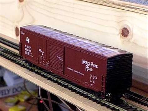 Streamlined Backshop Services HO-Scale Sound Box Car w ... - YouTube