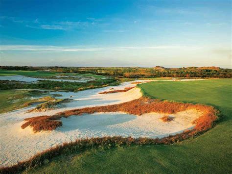 Streamsong golf course. The genius of Streamsong Blue is that for all its difficulty, it’s a tremendously fun course to play. Part of the fun is the variety of shots you get to hit. The par 3s measure 157, 203, 187, and 237 yards from the back tees and include uphill, downhill, and flat holes. The par 4s range from the drivable #13 to the beastly 487 yard #11. 