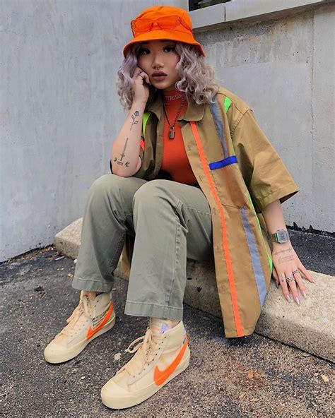 Streetwear fashion. May 13, 2022 · The fashion and street style that followed served as a visual outlet for this creative experimentation. Many of the trending looks we see in 2022 are a direct result of the ‘90s streetwear and ... 