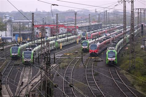 Strikes bring German railways to standstill, hit 4 airports