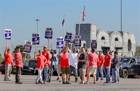 Striking auto workers and Detroit companies appear to make progress in contract talks