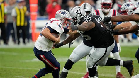 Struggling offense, costly mistakes continue to haunt Patriots in 21-17 loss to Raiders