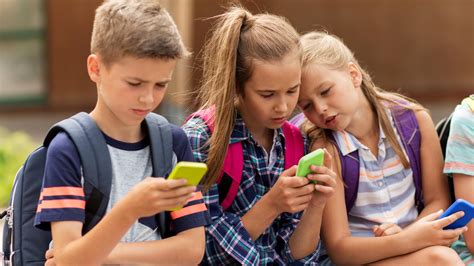 Students discuss use of phones in school
