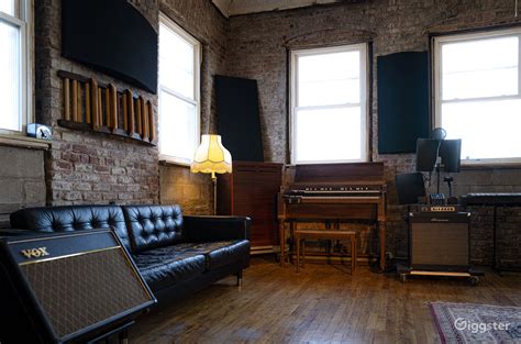 Studios in brooklyn. for more immediate inquiries please call us at 513.781.9692. YOU DON'T NEED TO CONTACT US FOR PRICING AND AVAILABLITY IT'S ON OUR WEBSITE. Success! Message received. Brooklyn Podcasting Studio is an all in one podcast, audiobook, or spoken word recording solution. Get 15% OFF 1st session w/ code "SESH1". 