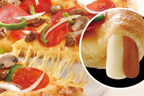 Stuffed crust dominos. Scaccia. Sfiha. Stromboli. Uttapam. v. t. e. Stuffed crust pizza is pizza with cheese (typically mozzarella) or other ingredients added into the outer edge of the crust. The stuffed crust pizza was popularized by Pizza Hut, which debuted this style of pizza in 1995. 