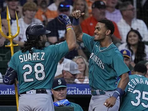 Suárez hits two-run homer as Mariners hold on for 7-6 win over Astros to complete series sweep