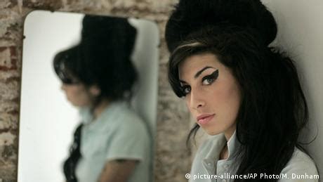 Suara dan Kehidupan Sang Legendaris, Amy Winehouse - DW