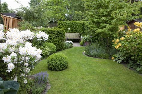 Suburban Gardens and Landscaping Ideas with Hedges at …