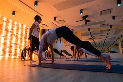 Sui yoga. Come fare la verticale yoga al muro, sulle mani, sui gomiti, ma anche per principianti. Il video di Fruby Yoga. 