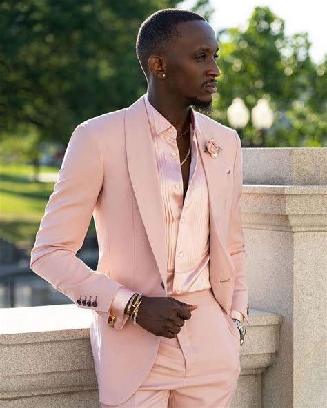 Suit colors for men. Wear any colors that make you feel good, and the mirror is your friend. The general rule of thumb is that skin with cool undertones look best with greys, browns, blues, greens and purples. Skin ... 