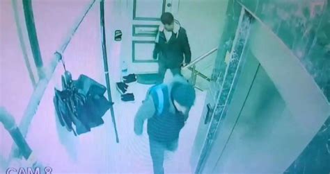 Sultangazi’de 2 ayakkabı hırsızı kamerada: Çaldıkları ayakkabıları sırt çantasına koyup kaçtılars