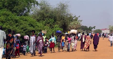 Sumergidos en el terror: miles evacúan Sudán, mientras otros buscan refugio