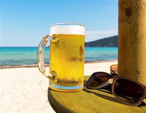 Summer beer. The number of beers in a pitcher depends on both the size of the pitcher and the size of the glass of beer being poured. Standard beer pitchers range from 48 to 60 fluid ounces, wi... 