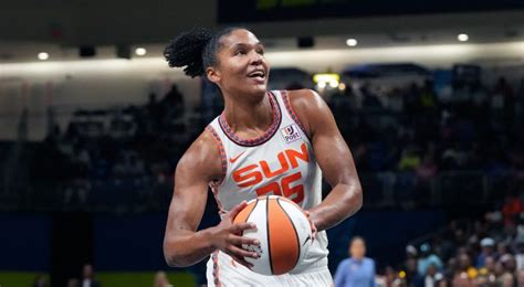 Sun forward Alyssa Thomas records 6th triple-double and sets the WNBA’s single-season assist record
