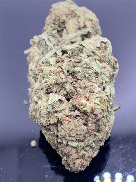 Sunburn strain. Sunburn is a sativa-dominant strain that’s a cross between Island Sweet Skunk and Rug Burn OG. It produces tall plants that may need topping several times thanks to its sativa heritage. Sunburn has an average flowering time between 56 and 63 days and is known to produce low yields in ideal conditions. 