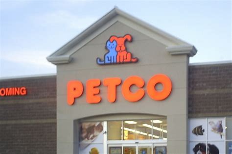 Sierra Portland, OR. 1805 North Tomahawk Island Drive, Portland. Open: 9:30 am - 9:30 pm 0.09mi. Here you'll find some relevant information about Petco Tomahawk Island, Portland, OR, including the operating hours, local map or telephone info.. 