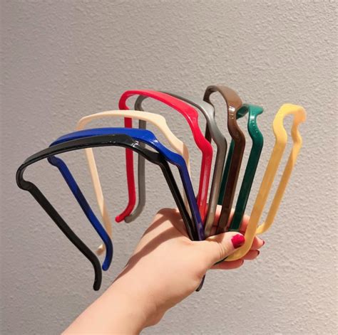 Sunglass headband. Curly Thick Hair Large Sunglass Headband. High Quality - Sunglasses Headband for women.Our products are made of high-quality materials, including durable polycarbonate plastic frames and silicone inserts to increase retention. Even if used frequently, it is not easy to break and is simple and durable. 