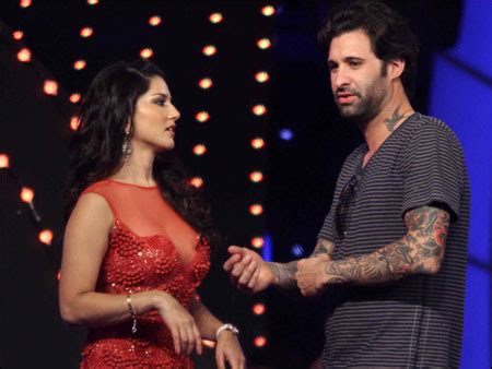 th?q=Sunny leone fucking with her bf on red bed6