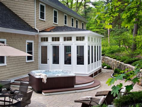 Sunroom vs. Screened Porch: Which Should You Choose?