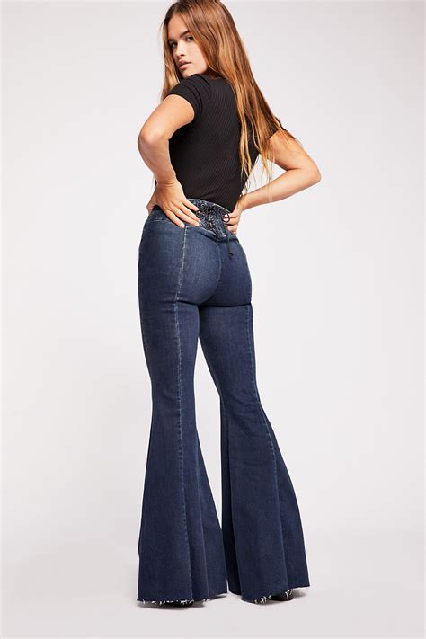 Super high rise jeans. Conquer any fashion challenge with our High Rise Super Flare Jeans. Made with comfort stretch denim, these full length super flares in nomad color will elevate your style game. Say goodbye to discomfort and hello to effortless cool. Details Approx. Rise 10" / Inseam 34" / Leg Opening 26" Fabric Content 92% Cotton 6% po 
