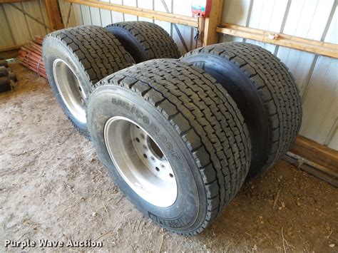 Super single tire. Aug 1, 2017 · Generically speaking, a super wide base tire is often a single tire that can be used in the place of the traditional dual tire application for drive and trailer axles. Bridgestone Americas would argue a super wide base tire is typically found in sizes 445/50R22.5 and 455/55R22.5, and that this type of tire technically has a lower aspect ratio ... 