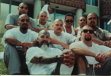 Sureńos. Sureños. Sureños [suˈɾe.ɲos] (suom. eteläiset) on ryhmä USA:n meksikolaisia jengejä, jotka toimivat meksikolaisen mafian alaisuudessa. Sureñokseen kuuluu satoja jengejä, jotka voivat tunnistaa toisensa sinisestä väristä ja erilaisista tatuoinneista tai käsimerkeistä. 