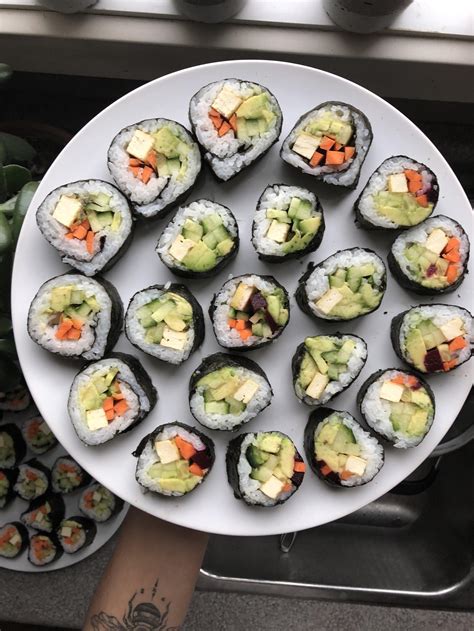 Sushi vegan. Just like a dynamite roll, but easier and healthier in sushi bowls: tofu, avocado, cucumber, ginger, brown rice, and spicy mayo. Vegetarian / vegan! 