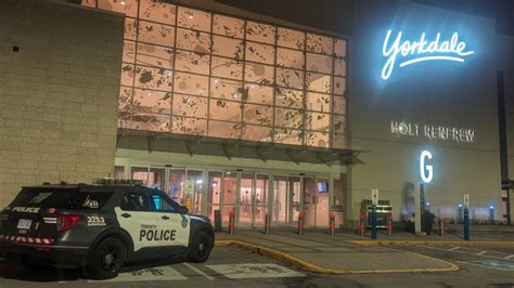 Suspects sought in smash-and-grab jewellery store robbery at Yorkdale Mall