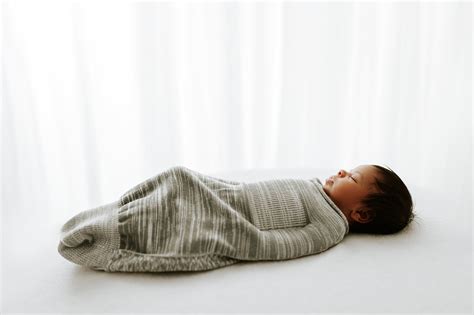 Step 2 Lay your baby onto the blanket (face up) with their head above the folded corner. . Swaddelini