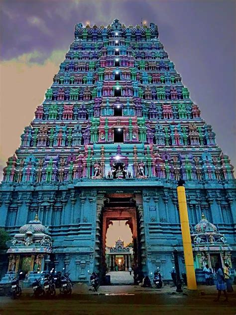 Swarna Moortheeswarar Temple (Siragilinather Temple) is dedicated to Hindu God Shiva located at Kandadevi, a small village in Devakottai Taluk of Sivaganga District. It is a famous Historical Temple which comes in Ramayanam. Sri Hanuman saw Seetha Devi in Srilanka while he searched for her for Lord Rama..