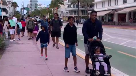 Sweater weather no obstacle for New Year’s crowds flocking to Ocean Drive; chilly temps expected to linger