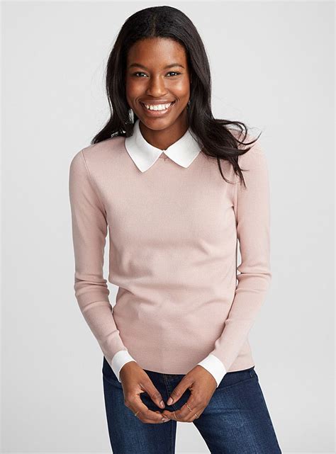 Sweater with collared shirt. Select a v-neck sweater; then tuck your tie between your button-up and sweater so the knot and top section of the tie are visible. If you’d like to unfasten the top button of your shirt, go for it—but keep it to one button. To tuck or not to tuck: Keep your sweater untucked, but feel free to tuck in the button-up. 