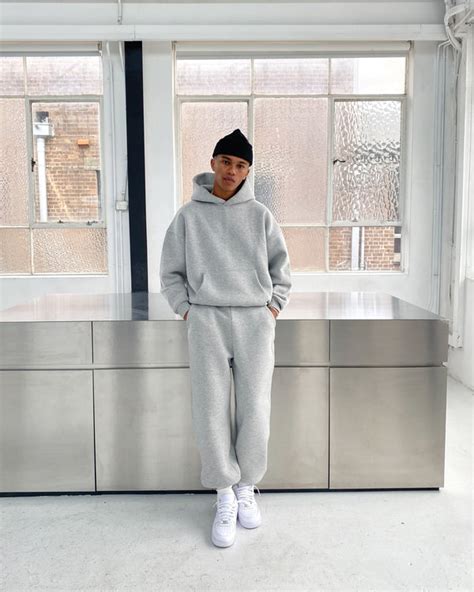 Sweats collective. 100% heavyweight fleece 460gsm Double layered hood Front pocket Boxy, dropped shouldered fit Runs oversized Model is 6'2 & 78kg wearing size L SIZING LENGTH SHOULDER CHEST SLEEVE XS 66cm 63cm 63cm 52cm S 68m 65cm 65cm 55cm M 70cm 68cm 68cm 56cm L 72cm 70cm 70cm 57cm XL 73cm 73cm 73cm 58cm XXL … 