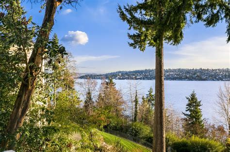 Swedish Medical Group is seeking a full-time Internal Medicine primary care physician to join a clinic in the Mercer Island neighborhood in greater Seattle, Washington. This is an opportunity to focus on outpatient care as part of a highly collegial and tight-knit team.. 