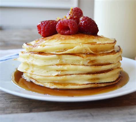 Sweet cream pancakes. 3 Lightly brush skillet with melted butter (this is optional if you have a high-quality non-stick pan). Use a 1/4-cup measuring cup to spoon batter onto the skillet. Gently spread the batter into a 4-inch circle. 4 When edges look dry, and bubbles start to appear and pop on the top surfaces of the pancake, turn over. 
