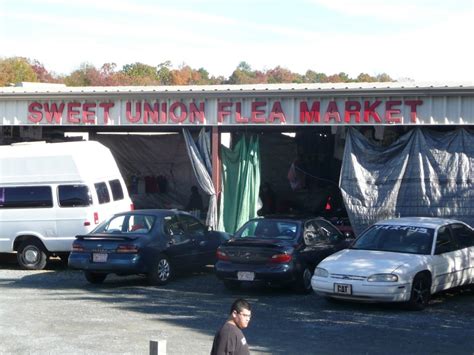 This was our first visit to sweet union flea market. We came to spend a long weekend in Charlotte and decided to Google flea markets. This was the closest to where we were staying. The set up of the outside area was odd as it had you crossing back n forth over incoming traffic. There were many outdoor vendors.. 