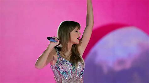 Swifties Assemble!: Thousands of fans flock to Foxboro for first of 3 Taylor Swift shows