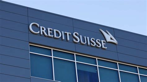 Swiss suspend bonus payouts to Credit Suisse staffers