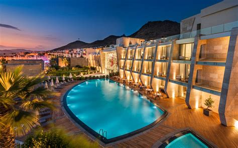 Swissotel Resort Bodrum Beach Turgutreis, Bodrum, Muğla Oda Kahvaltı Turgutreis merkezine 3,5 km Tesis Güvenli Turizm Sertifikası'na sahip Hızlı inceleRoyal Arena Resort & Spa, Bodrum şehir merkezinde yer almaktadır ve konuklarına mini golf, jakuzi ve herşey dahil yemek planı sağlamaktadır.