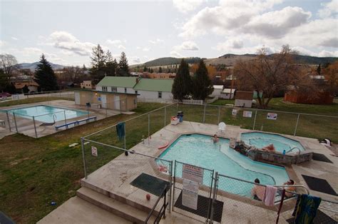Symes hot springs montana. Oct 13, 2023 · 3. Symes Hot Springs Hotel and Mineral Baths Symes Hot Springs Hotel. Photo: Jerrye and Roy Klotz MD, CC BY-SA 3.0 Quick facts. Fee: With lodging: Included; Without lodging: Age 12+: $10.0; Age 0 – 11: $5.5; Punch cards: 10 soaks for $60.00; Opening hours: Sun-Thur: 7 am – 9 pm; Fri-Sat: 7 am – 10 pm; Wednesday: large pool closed for ... 